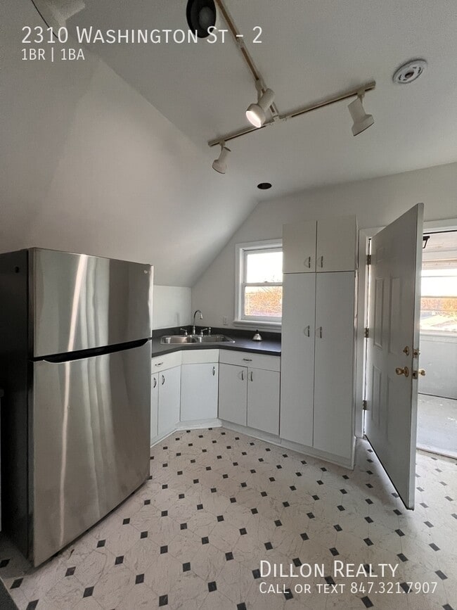 2310 Washington St in Waukegan, IL - Building Photo - Building Photo