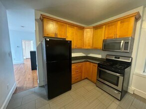 241 Maverick St, Unit 2 in Boston, MA - Foto de edificio - Building Photo