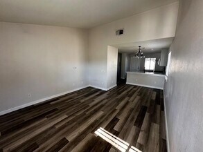 1410 W Braker Ln in Austin, TX - Foto de edificio - Building Photo