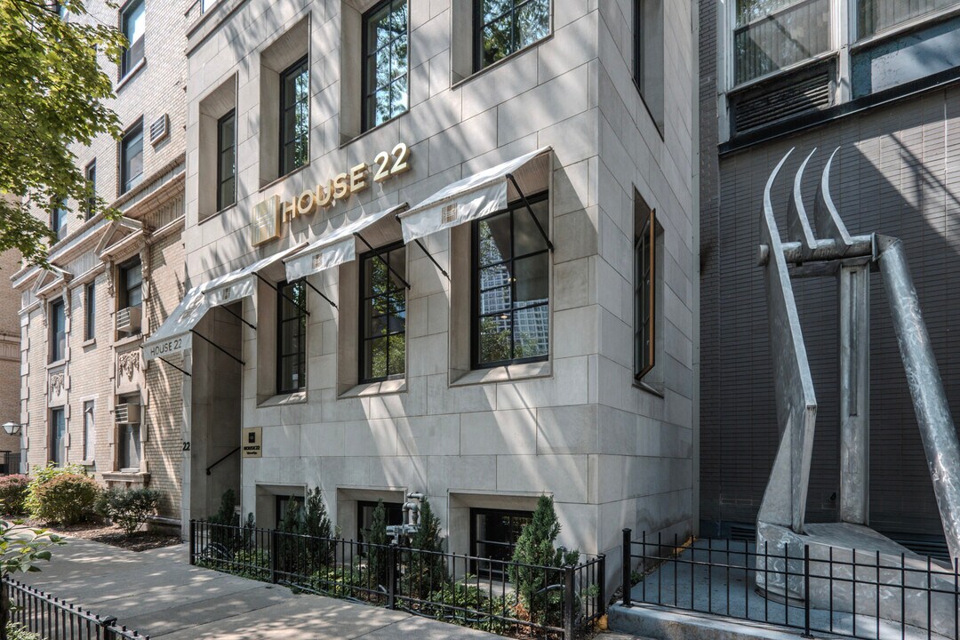 22 E Elm St in Chicago, IL - Building Photo