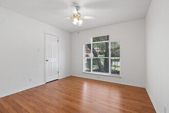 2100 Desco Dr in Austin, TX - Building Photo - Building Photo