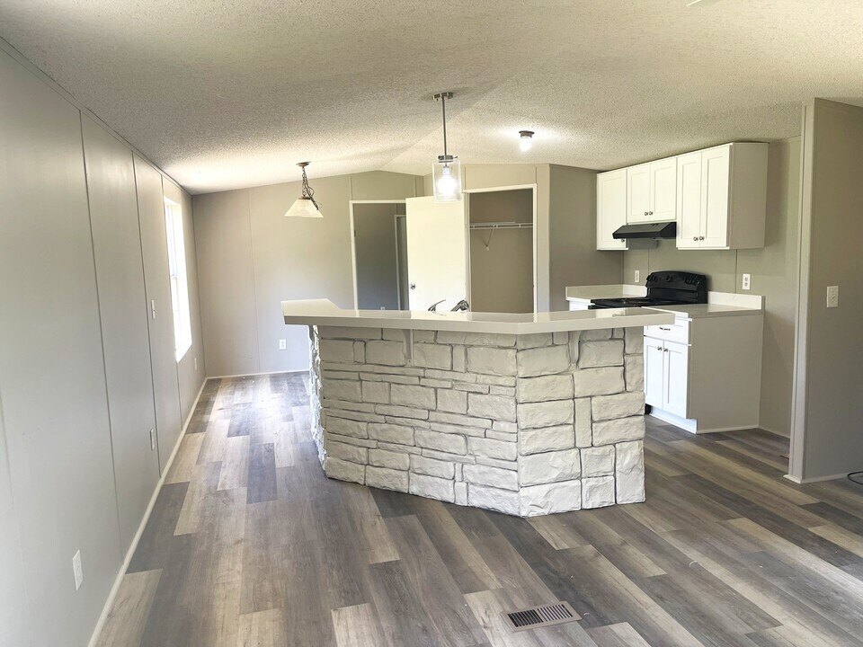 20253 Perrilloux Rd in Livingston, LA - Building Photo