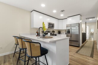 Magnolia Condominiums in San Marcos, TX - Foto de edificio - Building Photo
