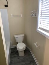 930 W Poplar St, Unit A in Springfield, MO - Building Photo - Building Photo