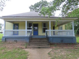109 Starnes St in Winona, TX - Building Photo