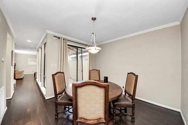 1112 Bering Dr in Houston, TX - Building Photo - Building Photo