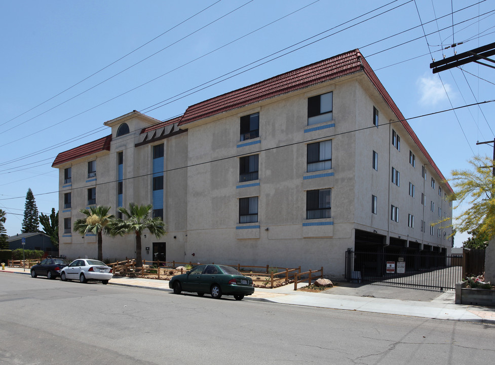 Por Of Monroe Manor in San Diego, CA - Foto de edificio