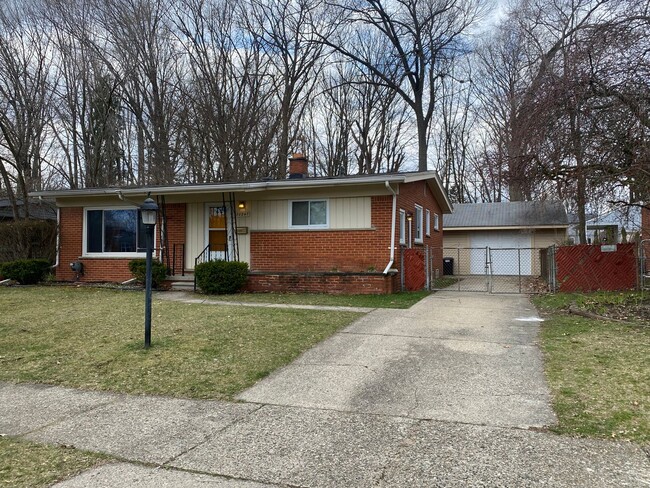 20247 Maplewood St | Rentals in Livonia, MI