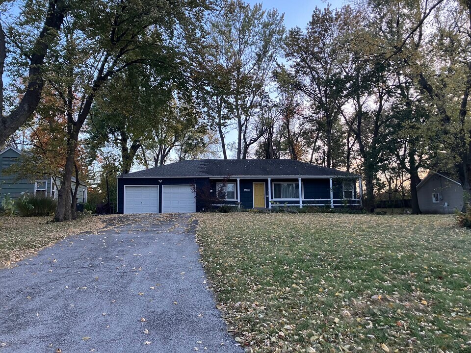 6825 W 82nd St in Overland Park, KS - Building Photo