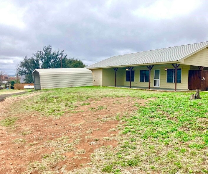 302 E Granite St in Llano, TX - Foto de edificio