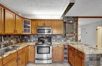 65 Lake Arbor Dr in Palm Springs, FL - Building Photo - Building Photo