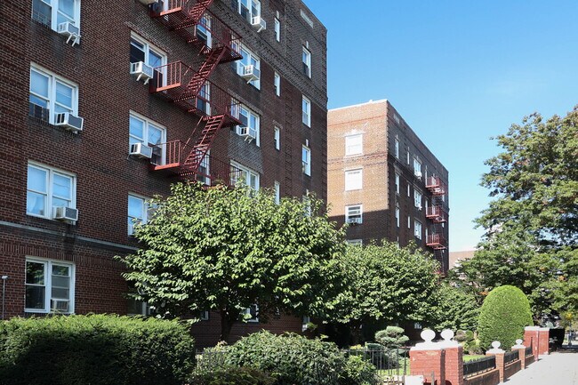 430 Ocean Pky in Brooklyn, NY - Foto de edificio - Building Photo