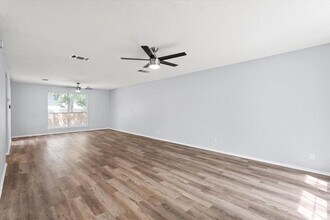 2008 Logan Dr in Round Rock, TX - Foto de edificio - Building Photo