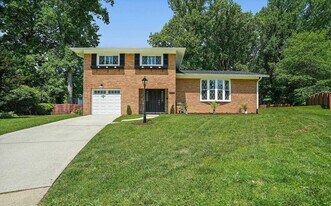 6607 Lone Oak Dr in Bethesda, MD - Building Photo