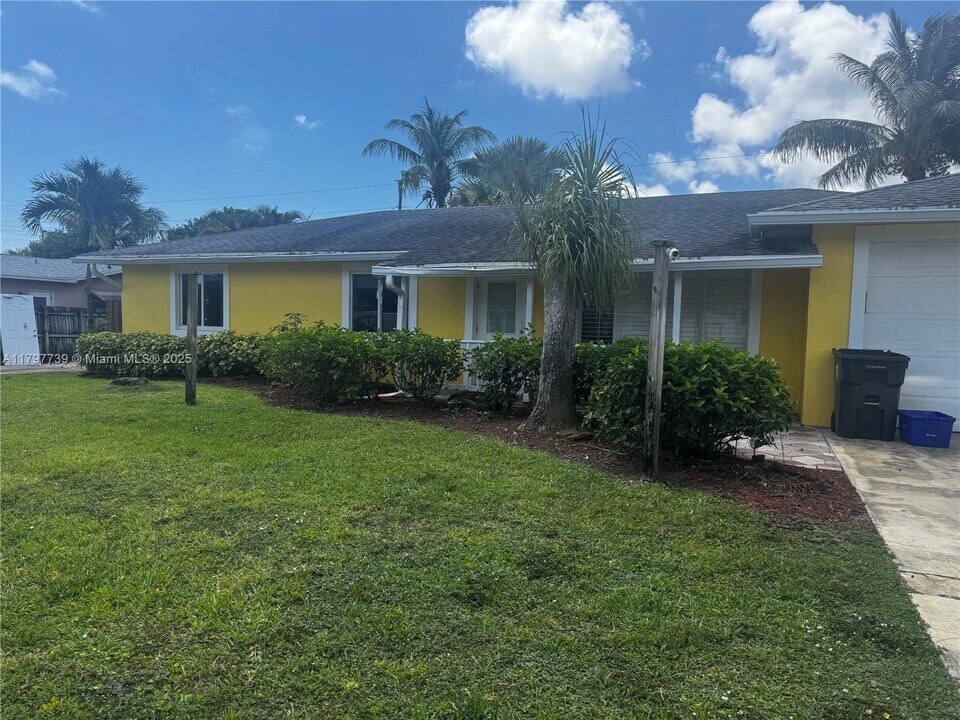 3170 Buccaneer Rd in Atlantis, FL - Building Photo