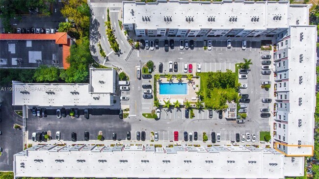 2555 NE 193rd St in Miami, FL - Building Photo - Building Photo