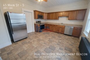 45 Main St in Sunapee, NH - Building Photo