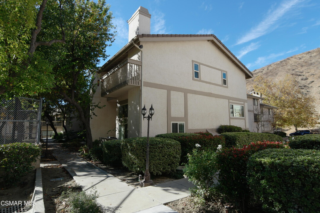 26118 Alizia Canyon Dr in Calabasas, CA - Building Photo