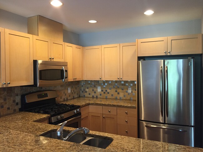 220 1st St, Unit 407 in Kirkland, WA - Building Photo - Building Photo