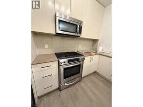 4255 Sardis St in Burnaby, BC - Building Photo - Building Photo