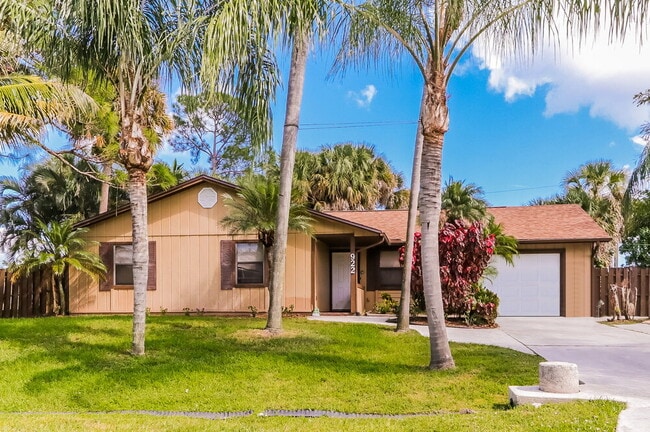 property at 922 SW Commonwealth Rd