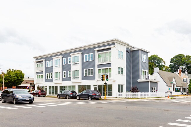 887 Massachusetts Ave in Arlington, MA - Foto de edificio - Building Photo