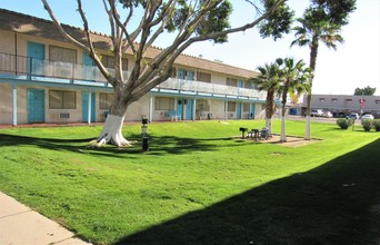 Beach Club Apartments in Yuma, AZ - Building Photo - Building Photo