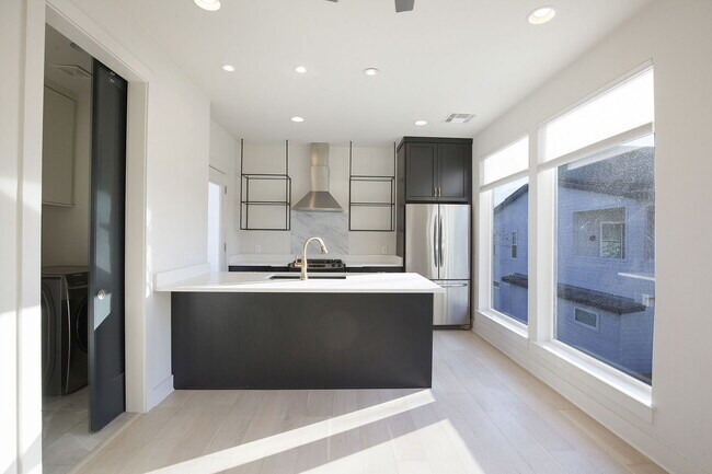 1708 Perez St in Austin, TX - Foto de edificio - Building Photo