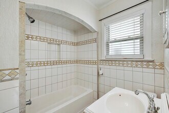 5924 La Vista Dr in Dallas, TX - Building Photo - Building Photo