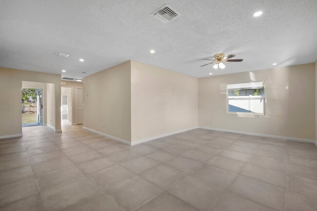 633 99th Ave N in Naples, FL - Building Photo - Building Photo