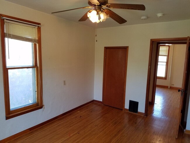 2121 Walnut St in Cedar Falls, IA - Building Photo - Building Photo