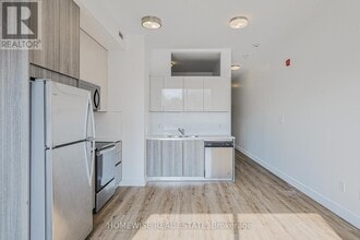 3020 Dundas St W in Toronto, ON - Building Photo - Building Photo