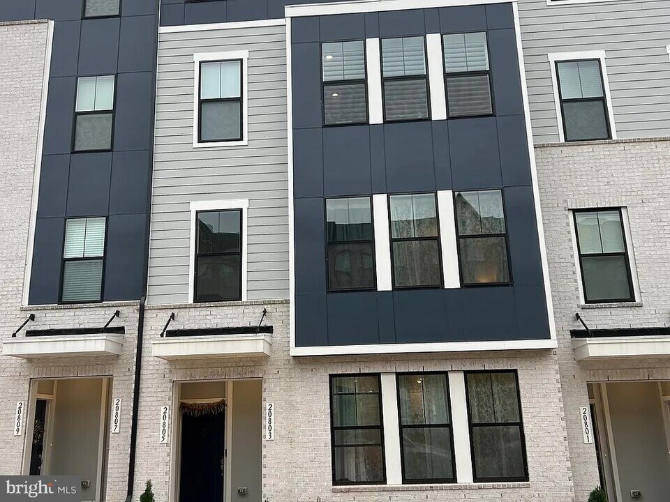 20803 Wood Quay Dr in Sterling, VA - Building Photo