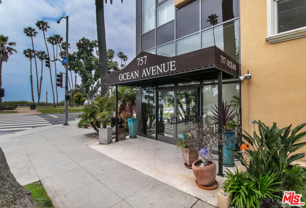 757 Ocean Ave in Santa Monica, CA - Building Photo