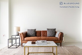 1035 W Van Buren St, Unit FL27-ID1164 in Chicago, IL - Foto de edificio - Building Photo