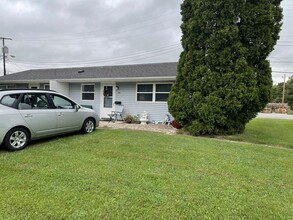 93 E Hope Dr, Unit B in Upland, IN - Foto de edificio - Building Photo