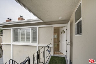 8310 Pershing Dr in Los Angeles, CA - Foto de edificio - Building Photo