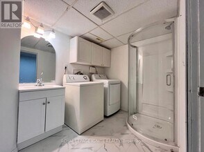 1068 Pepperbush Ct in Oshawa, ON - Building Photo - Building Photo