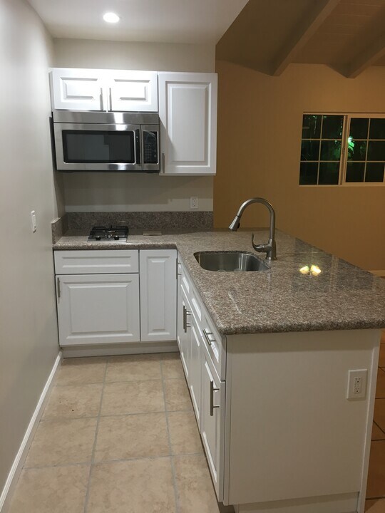 11175 S Manhattan Pl in Los Angeles, CA - Building Photo