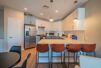 777 E Stella Ln in Phoenix, AZ - Foto de edificio - Building Photo