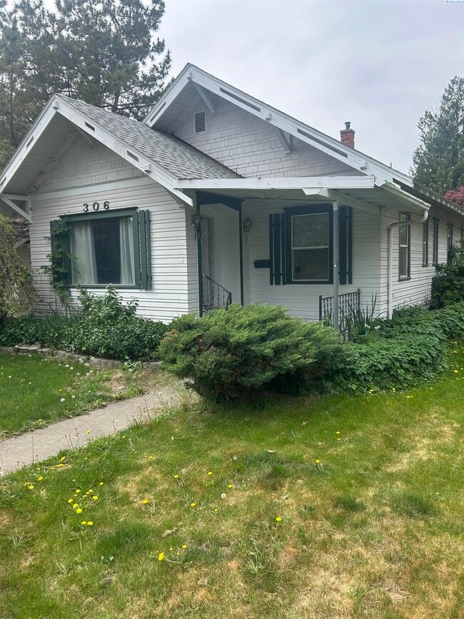 306 Cedar St in Grandview, WA - Building Photo - Building Photo