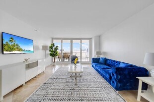 1717 N Bayshore Dr in Miami, FL - Building Photo