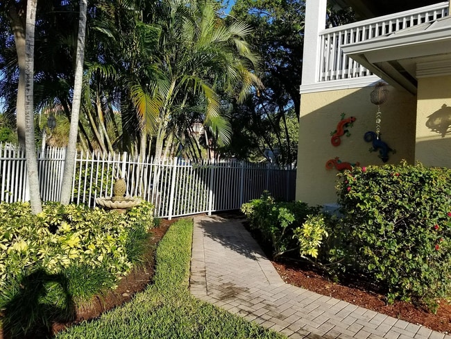 857 SW 11th Ct in Fort Lauderdale, FL - Foto de edificio - Building Photo