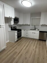 10817 Huston St in North Hollywood, CA - Foto de edificio - Building Photo