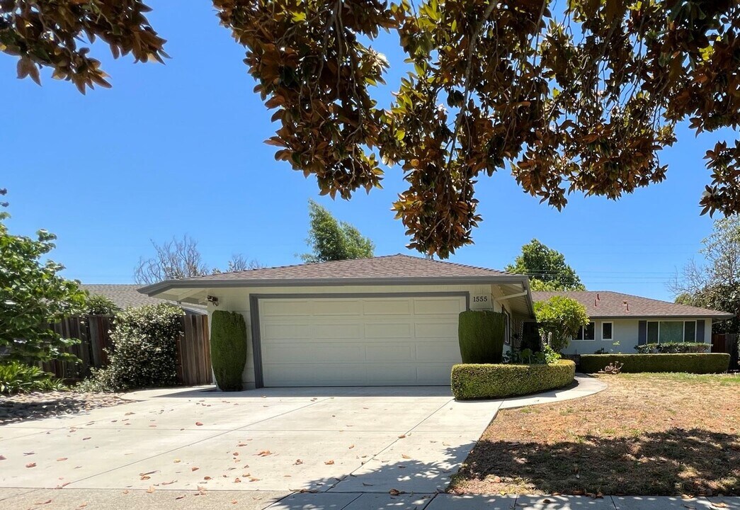 1555 Bedford Ave in Sunnyvale, CA - Building Photo