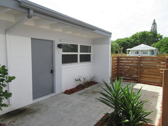 1234 17th Ave N, Unit 1 in Lake Worth Beach, FL - Foto de edificio - Building Photo