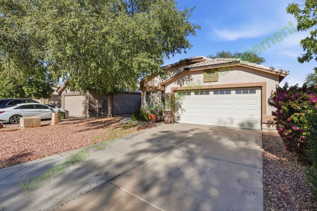 142 W Smoke Tree Rd in Gilbert, AZ - Building Photo