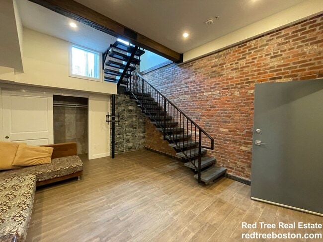 1028a Commonwealth Ave, Unit 103 in Boston, MA - Foto de edificio - Building Photo