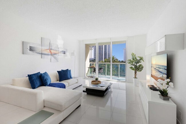 19370 Collins Ave in Sunny Isles Beach, FL - Foto de edificio - Building Photo