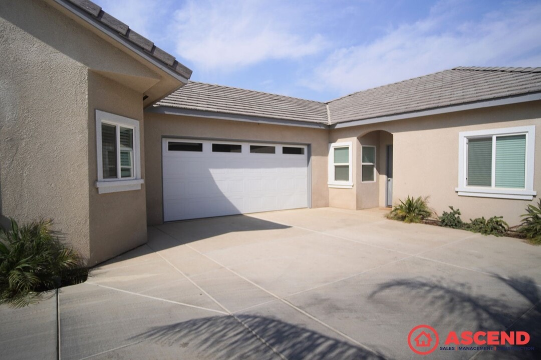 8400 Frankie Lou St in Bakersfield, CA - Building Photo